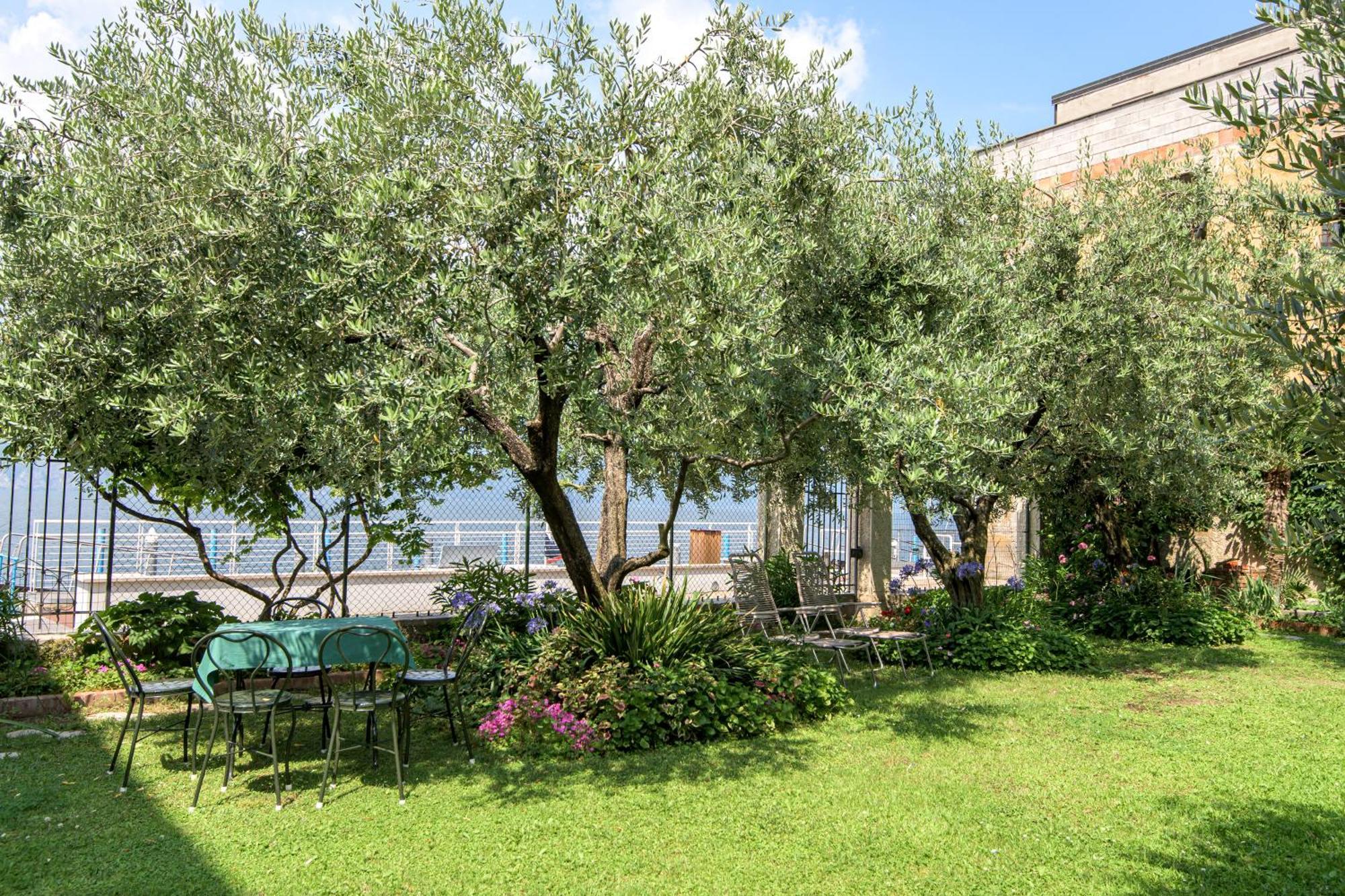 In Riva Al Lago Di Iseo Residenza Loft Marone Buitenkant foto